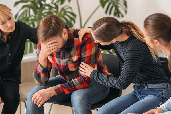 Therapist with great experience in the mental health field guiding the members during the family therapy session