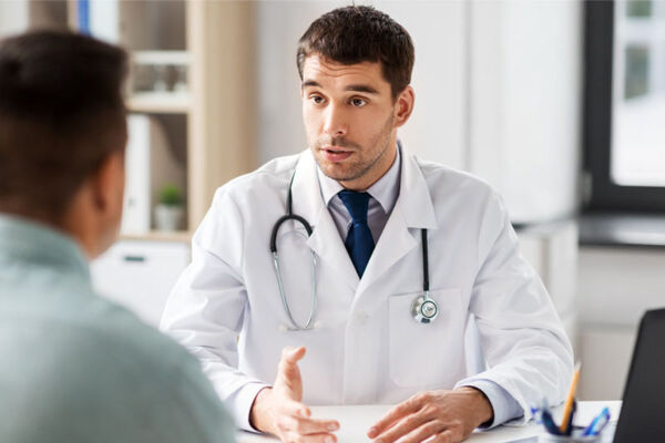 A doctor, offering compassionate medical detox advice to a patient as part of outpatient drug rehab in Phoenix, AZ