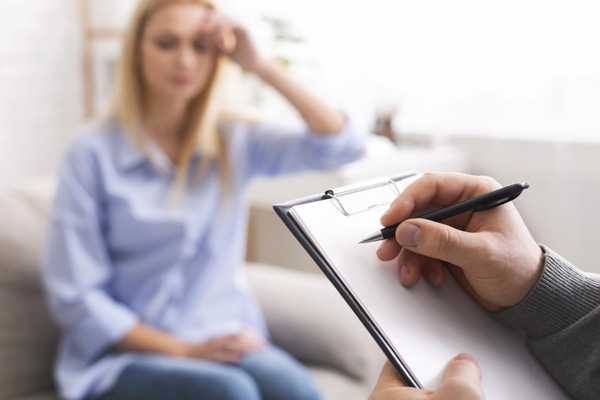 Therapist taking notes during a session at a Dual Diagnosis Treatment Center in Phoenix, Arizona